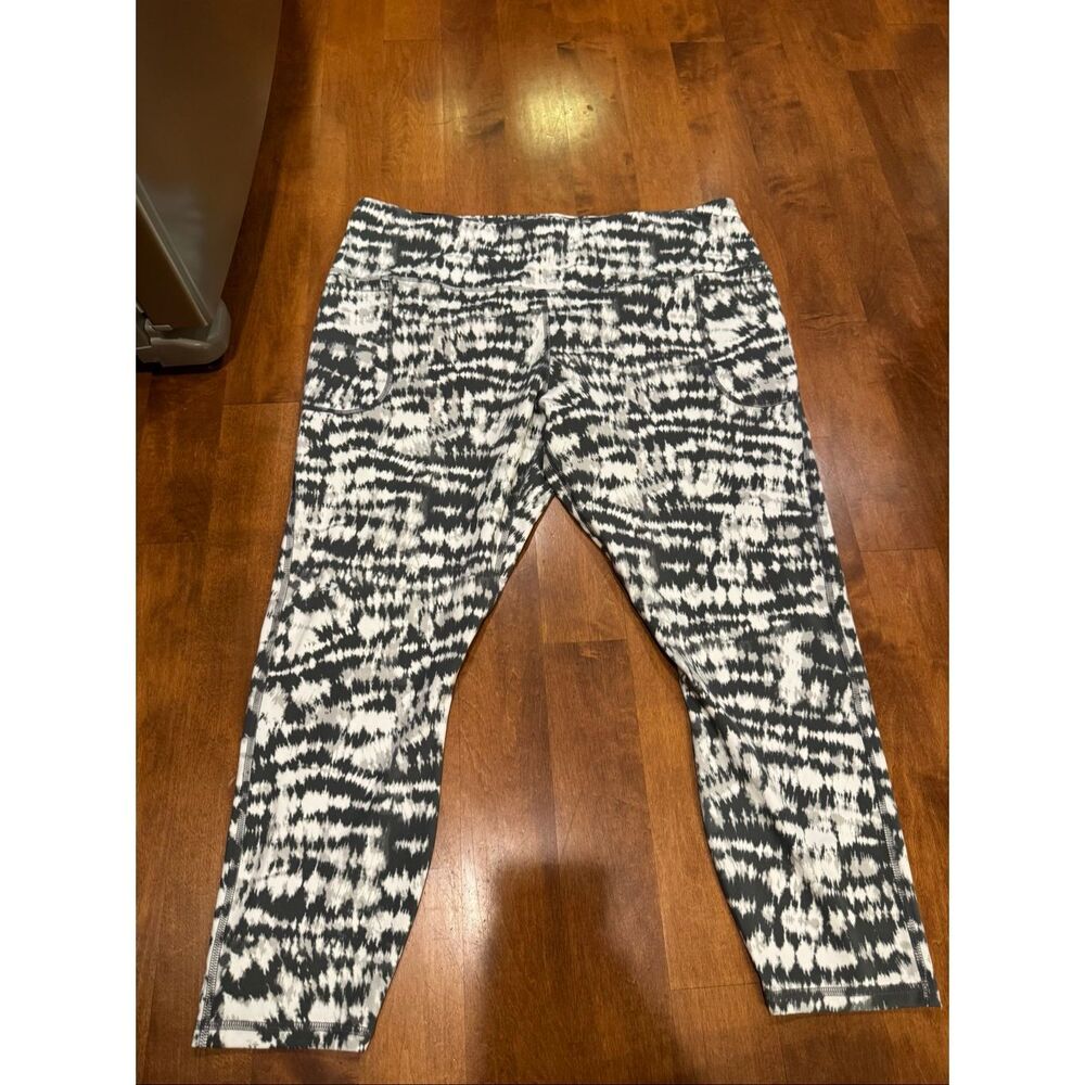 Under Armour workout pants  Womens 3X NWT Black White Tie Dye High Rise Ankle At